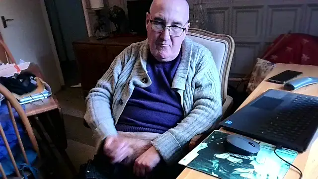 Snapshot of Adamdaddybear chatting on 02-19-25, 03:27 Adamdaddybear online show from 02-19-25, 03:27