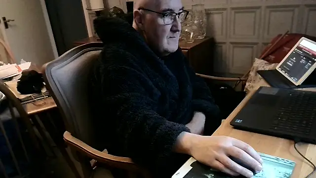 Snapshot of Adamdaddybear chatting on 02-20-25, 09:11 Adamdaddybear online show from 02-20-25, 09:11