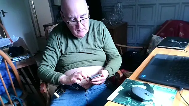 Snapshot of Adamdaddybear chatting on 02-22-25, 01:46 Adamdaddybear online show from 02-22-25, 01:46