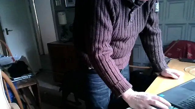 Snapshot of Adamdaddybear chatting on 02-23-25, 01:10 Adamdaddybear online show from 02-23-25, 01:10