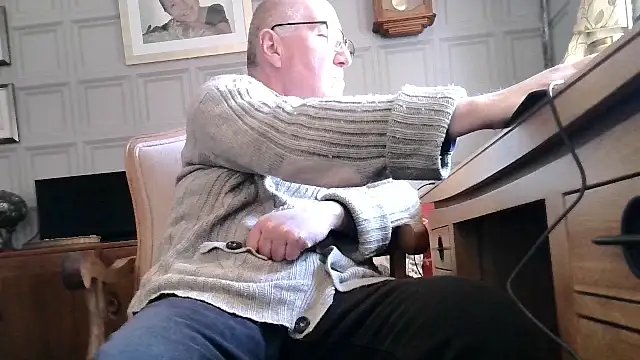 Snapshot of Adamdaddybear chatting on 03-01-25, 01:40 Adamdaddybear online show from 03-01-25, 01:40