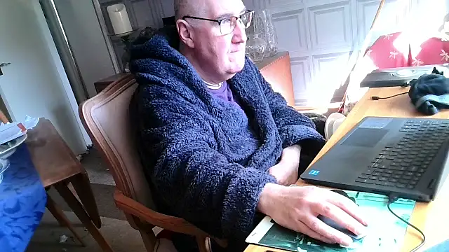 Snapshot of Adamdaddybear chatting on 03-09-25, 09:57 Adamdaddybear online show from 03-09-25, 09:57