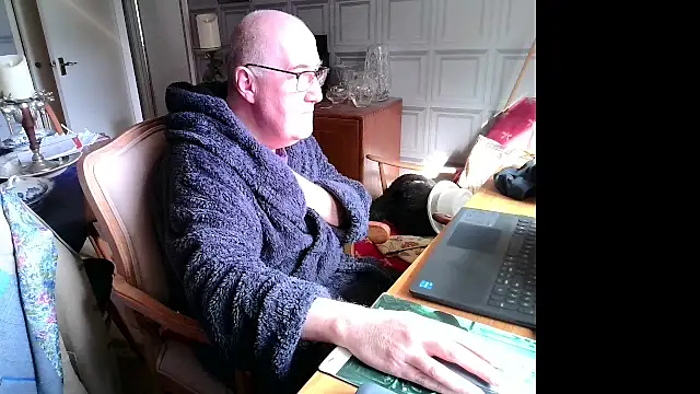 Snapshot of Adamdaddybear chatting on 03-19-25, 09:49 Adamdaddybear online show from 03-19-25, 09:49