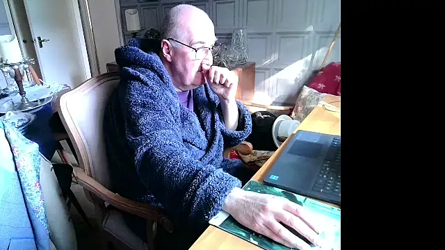 Snapshot of Adamdaddybear chatting on 03-20-25, 09:15 Adamdaddybear online show from 03-20-25, 09:15