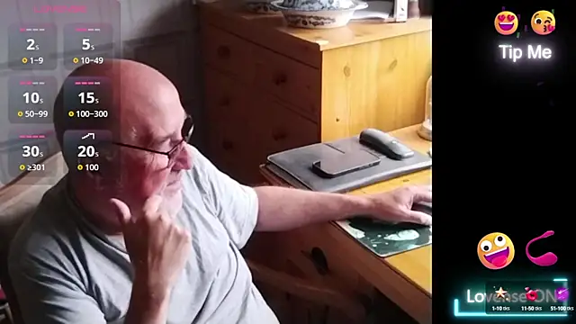 Snapshot of Adamdaddybear chatting on 09-10-25, 08:14 Adamdaddybear online show from 09-10-25, 08:14