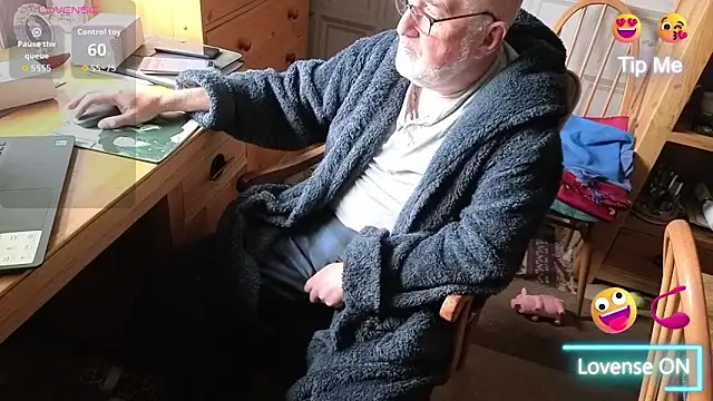 Snapshot of Adamdaddybear chatting on 09-14-25, 08:46 Adamdaddybear online show from 09-14-25, 08:46