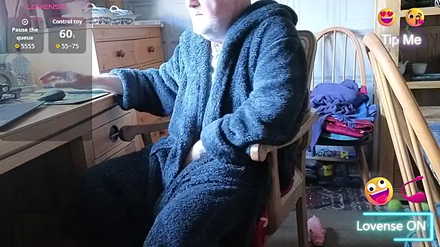 Snapshot of Adamdaddybear chatting on 09-23-25, 07:44 Adamdaddybear online show from 09-23-25, 07:44