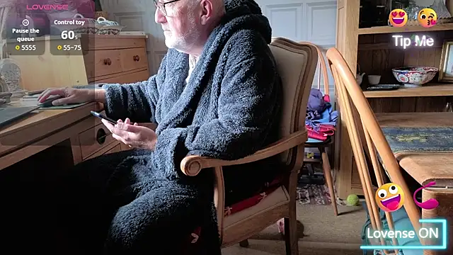 Snapshot of Adamdaddybear chatting on 09-24-25, 07:23 Adamdaddybear online show from 09-24-25, 07:23