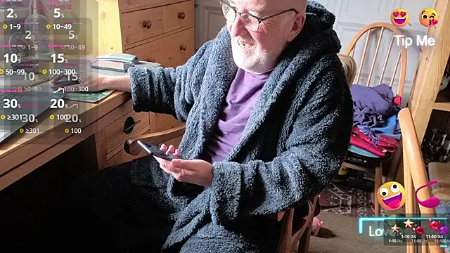 Snapshot of Adamdaddybear chatting on 09-27-25, 08:19 Adamdaddybear online show from 09-27-25, 08:19