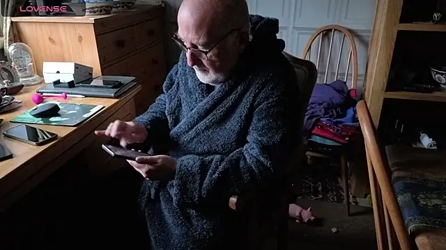 Snapshot of Adamdaddybear chatting on 10-03-25, 07:49 Adamdaddybear online show from 10-03-25, 07:49