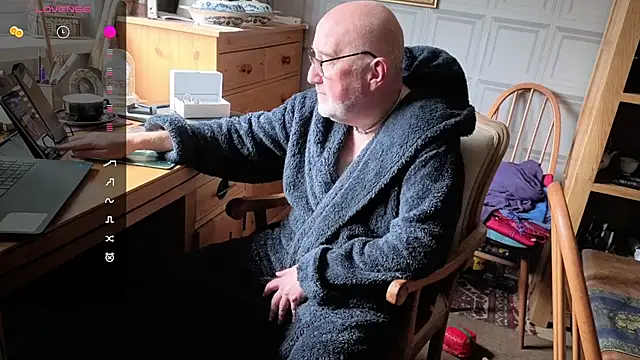 Snapshot of Adamdaddybear chatting on 10-08-25, 07:50 Adamdaddybear online show from 10-08-25, 07:50