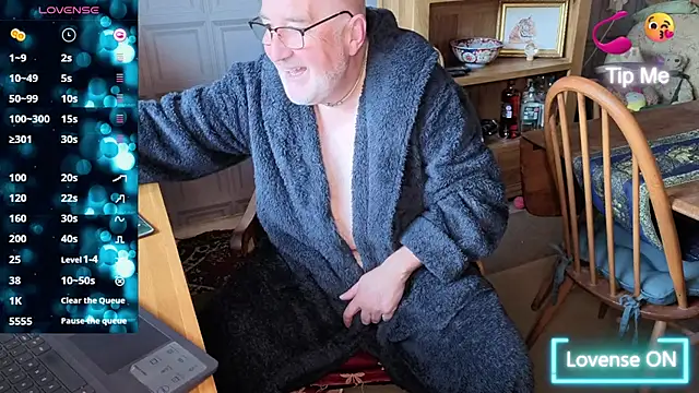 Snapshot of Adamdaddybear chatting on 10-09-25, 08:12 Adamdaddybear online show from 10-09-25, 08:12