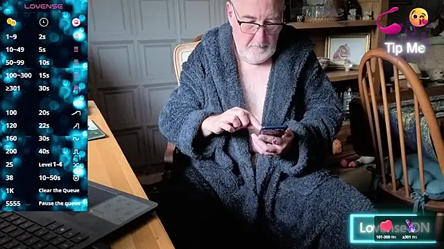 Snapshot of Adamdaddybear chatting on 10-15-25, 07:41 Adamdaddybear online show from 10-15-25, 07:41