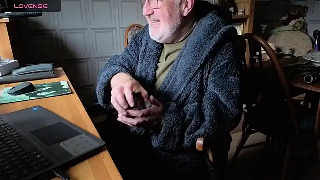 Snapshot of Adamdaddybear chatting on 10-16-25, 07:31 Adamdaddybear online show from 10-16-25, 07:31