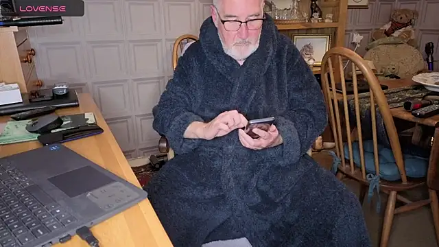 Snapshot of Adamdaddybear chatting on 10-16-25, 08:10 Adamdaddybear online show from 10-16-25, 08:10