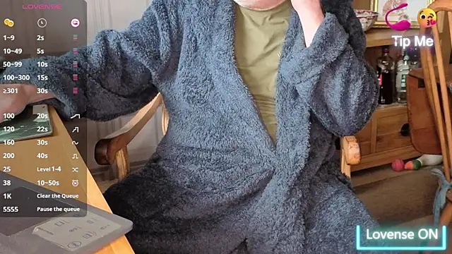 Snapshot of Adamdaddybear chatting on 10-17-25, 08:17 Adamdaddybear online show from 10-17-25, 08:17