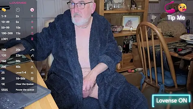 Snapshot of Adamdaddybear chatting on 10-17-25, 08:22 Adamdaddybear online show from 10-17-25, 08:22