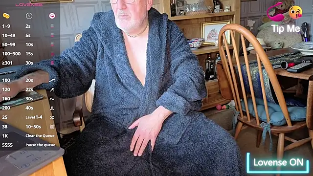 Snapshot of Adamdaddybear chatting on 10-22-25, 07:41 Adamdaddybear online show from 10-22-25, 07:41