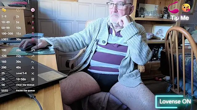 Snapshot of Adamdaddybear chatting on 10-24-25, 01:51 Adamdaddybear online show from 10-24-25, 01:51