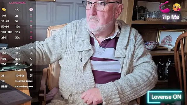 Snapshot of Adamdaddybear chatting on 10-25-25, 12:45 Adamdaddybear online show from 10-25-25, 12:45