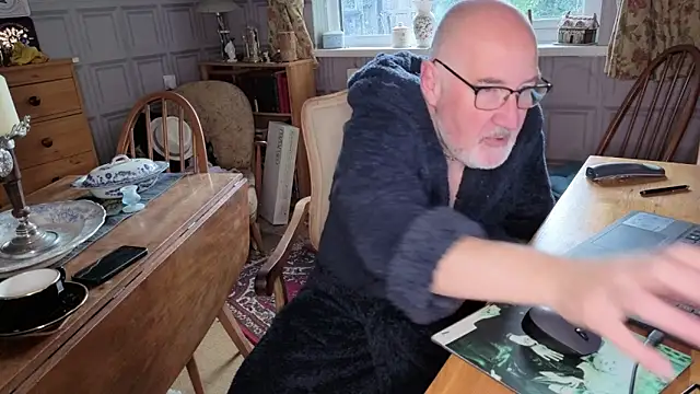 Snapshot of Adamdaddybear chatting on 10-27-25, 07:34 Adamdaddybear online show from 10-27-25, 07:34