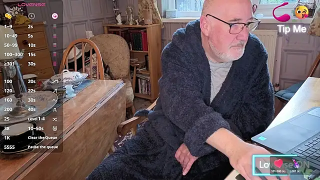 Snapshot of Adamdaddybear chatting on 10-28-25, 07:34 Adamdaddybear online show from 10-28-25, 07:34