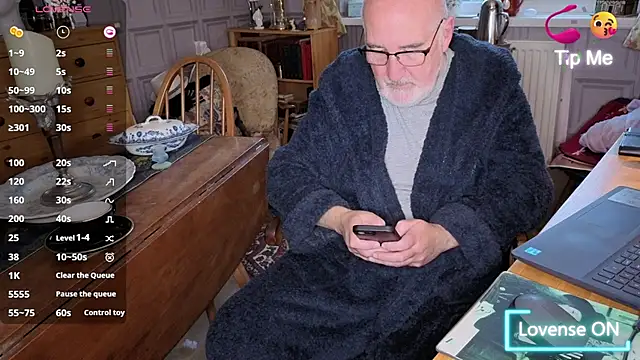 Snapshot of Adamdaddybear chatting on 10-29-25, 07:32 Adamdaddybear online show from 10-29-25, 07:32