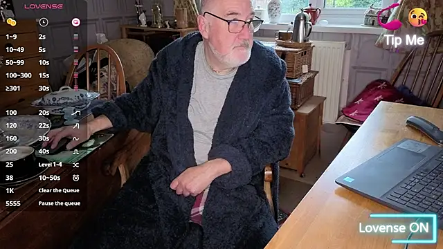 Snapshot of Adamdaddybear chatting on 10-30-25, 07:43 Adamdaddybear online show from 10-30-25, 07:43