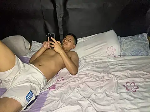 Snapshot of Romax2 chatting on 01-14-25, 04:47 Romax2 online show from 01-14-25, 04:47