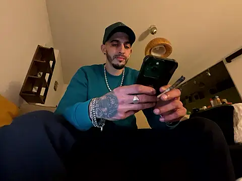 Snapshot of Rebeu313 chatting on 12-05-24, 12:19 Rebeu313 online show from 12-05-24, 12:19