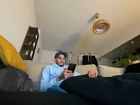 Snapshot of Rebeu313 chatting on 01-10-25, 10:57 Rebeu313 online show from 01-10-25, 10:57