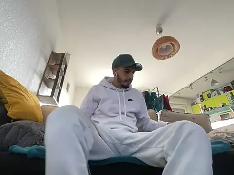 Snapshot of Rebeu313 chatting on 01-16-25, 01:58 Rebeu313 online show from 01-16-25, 01:58