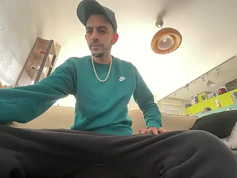 Snapshot of Rebeu313 chatting on 01-24-25, 01:14 Rebeu313 online show from 01-24-25, 01:14