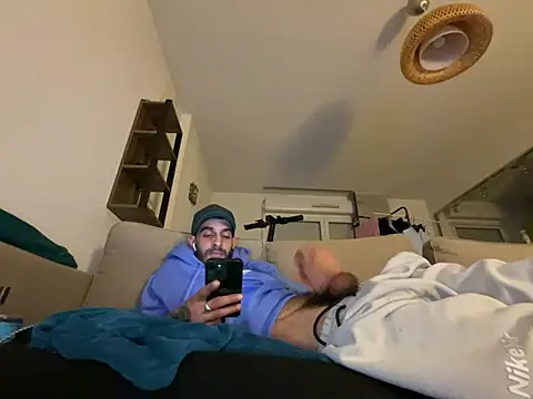 Snapshot of Rebeu313 chatting on 02-22-25, 12:49 Rebeu313 online show from 02-22-25, 12:49