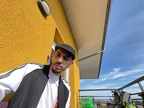 Snapshot of Rebeu313 chatting on 03-02-25, 01:49 Rebeu313 online show from 03-02-25, 01:49