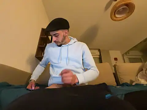 Snapshot of Rebeu313 chatting on 03-04-25, 12:18 Rebeu313 online show from 03-04-25, 12:18