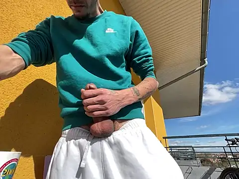 Snapshot of Rebeu313 chatting on 03-10-25, 01:32 Rebeu313 online show from 03-10-25, 01:32