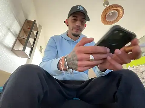 Snapshot of Rebeu313 chatting on 03-12-25, 01:40 Rebeu313 online show from 03-12-25, 01:40