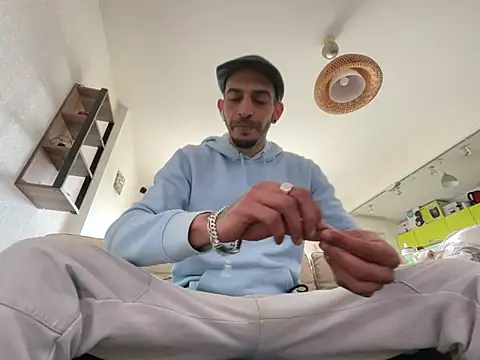 Snapshot of Rebeu313 chatting on 03-13-25, 10:47 Rebeu313 online show from 03-13-25, 10:47