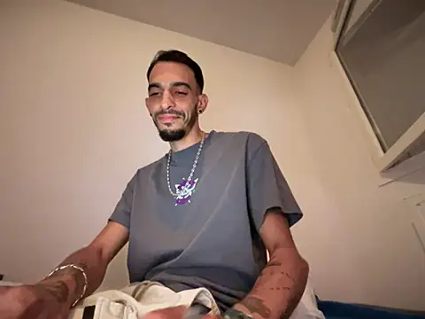 Snapshot of Rebeu313 chatting on 09-15-25, 07:25 Rebeu313 online show from 09-15-25, 07:25