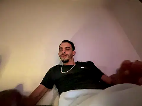 Snapshot of Rebeu313 chatting on 09-26-25, 05:11 Rebeu313 online show from 09-26-25, 05:11