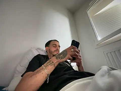 Snapshot of Rebeu313 chatting on 10-03-25, 09:06 Rebeu313 online show from 10-03-25, 09:06