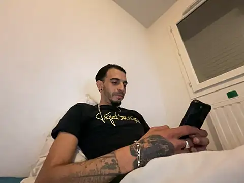 Snapshot of Rebeu313 chatting on 10-11-25, 07:01 Rebeu313 online show from 10-11-25, 07:01