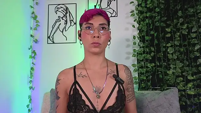 Snapshot of MiaMorgan_ chatting on 12-19-25, 04:36 MiaMorgan online show from 12-19-25, 04:36