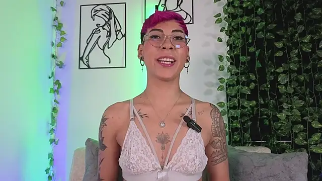 Snapshot of MiaMorgan_ chatting on 12-20-25, 02:35 MiaMorgan online show from 12-20-25, 02:35