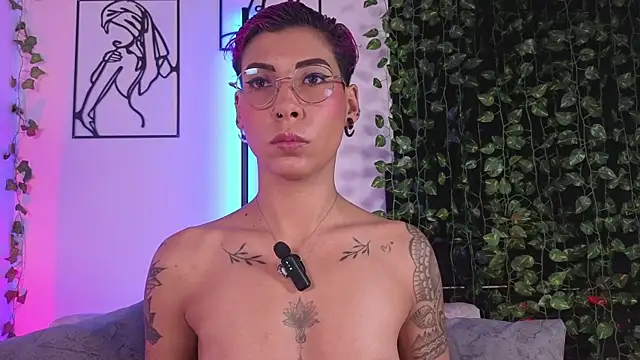 Snapshot of MiaMorgan_ chatting on 12-21-25, 02:46 MiaMorgan online show from 12-21-25, 02:46