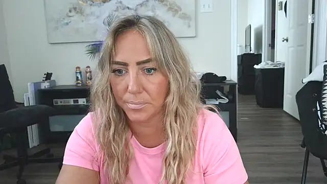 Snapshot of sunshinekisses chatting on 09-21-25, 05:47 sunshinekisses online show from 09-21-25, 05:47