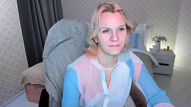 Snapshot of Louisa_Bay chatting on 12-13-24, 07:47 Louisa Bay online show from 12-13-24, 07:47