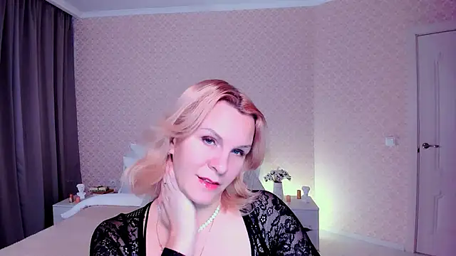 Snapshot of Louisa_Bay chatting on 12-19-24, 07:40 Louisa Bay online show from 12-19-24, 07:40