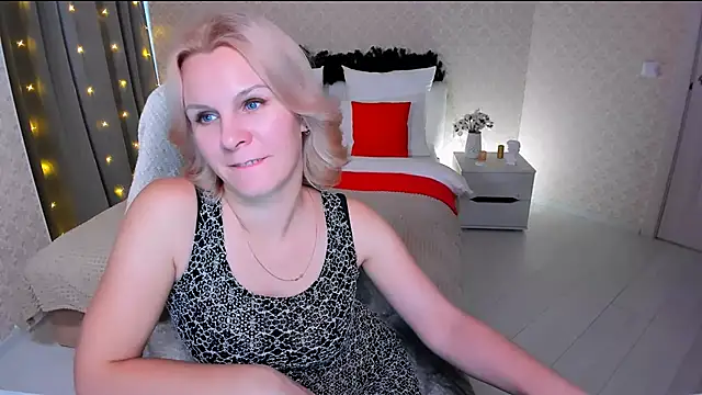 Snapshot of Louisa_Bay chatting on 12-30-24, 11:04 Louisa Bay online show from 12-30-24, 11:04